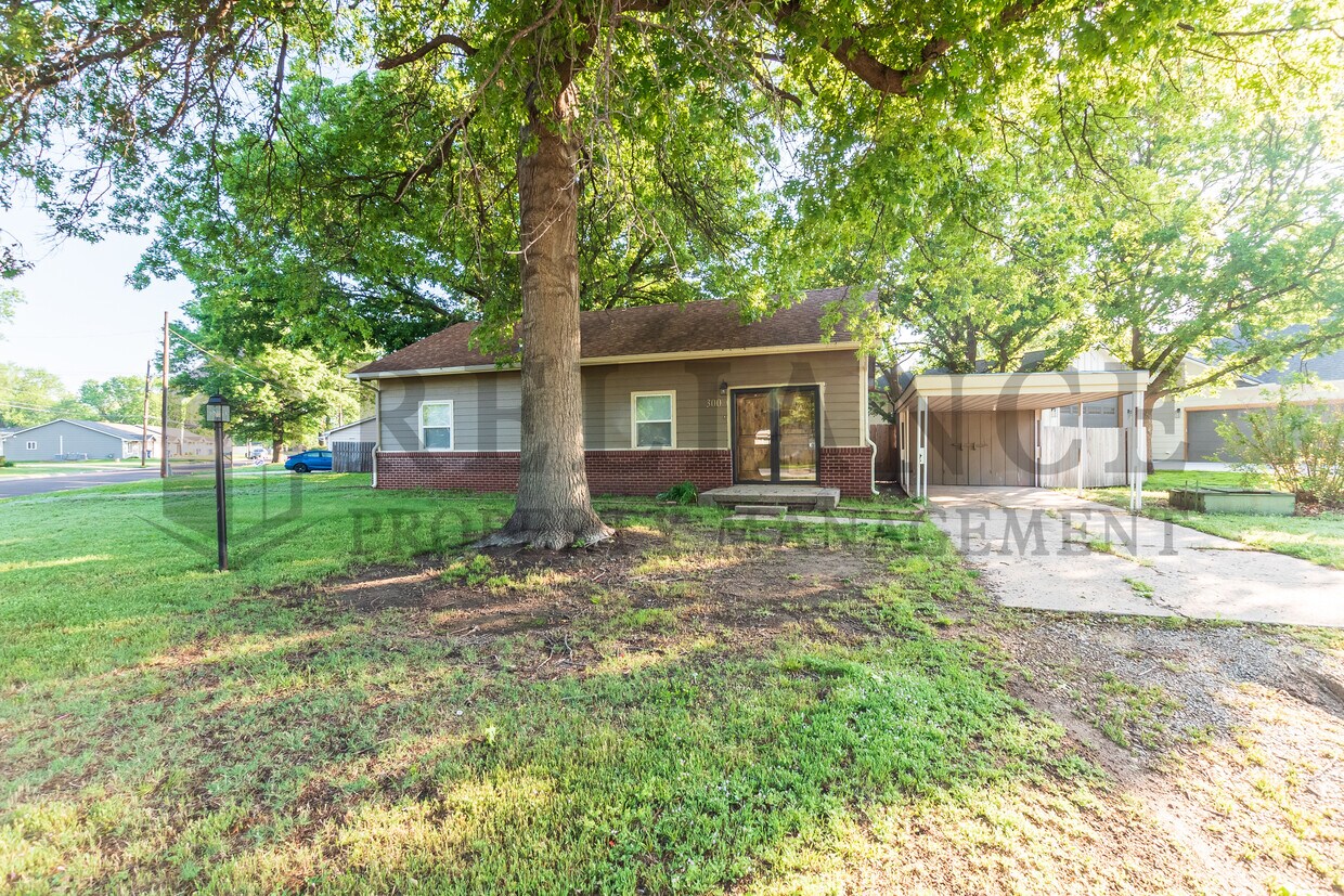 Primary Photo - 300 W Breese Ave