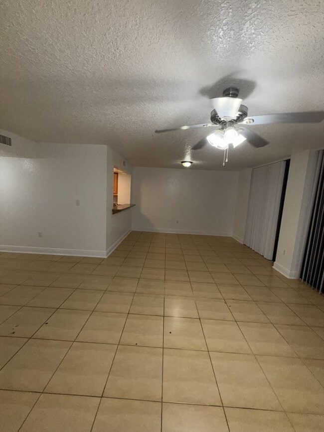 Foto del edificio - 8740 NW 40th St