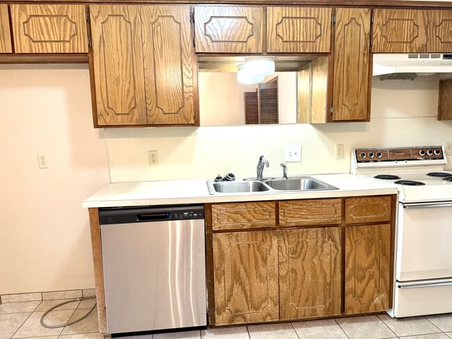 Building Photo - 2302 Shenandoah Dr