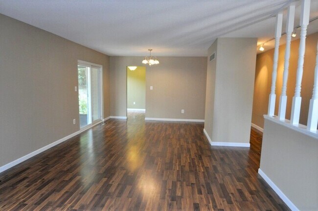 Building Photo - 705 Oak Hollow Ct