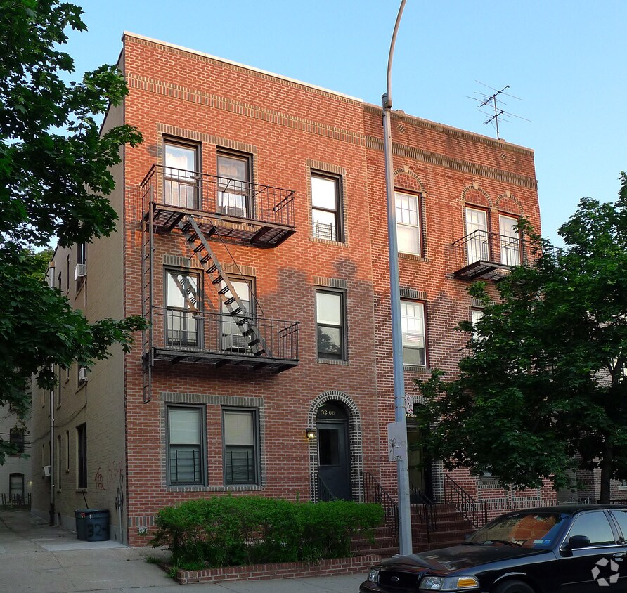 Foto principal - 32-06 82nd St