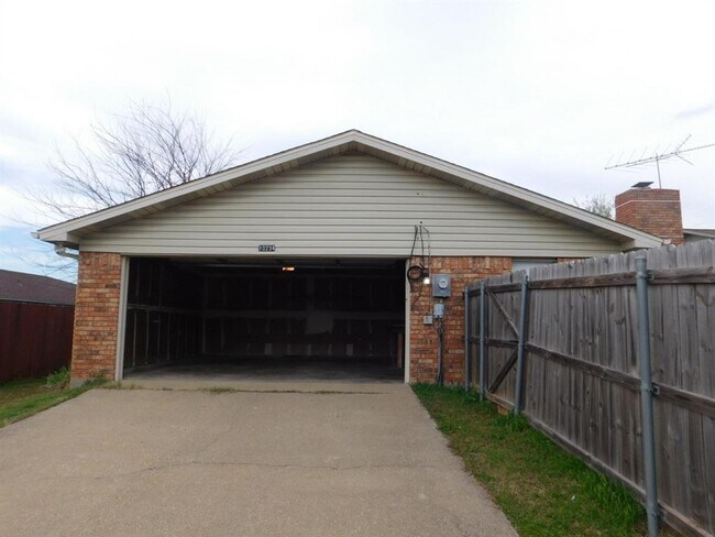 Building Photo - 10234 White Elm Rd