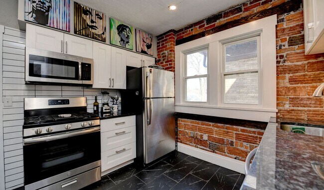 Foto del edificio - Charming 2-Bedroom Duplex in Franklin Park