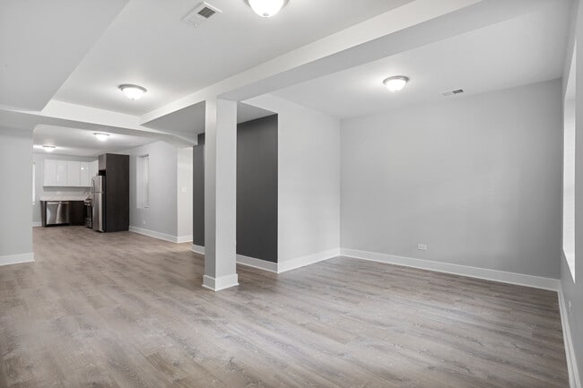 Building Photo - 7326 N Damen Ave