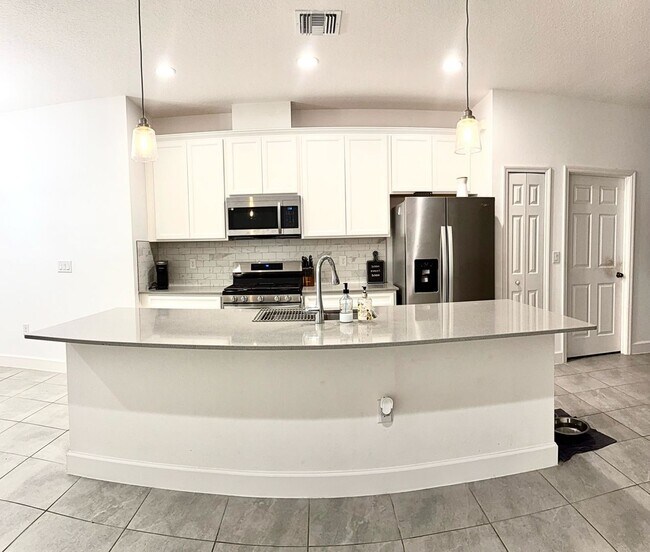 Building Photo - 5613 De Coronado Dr