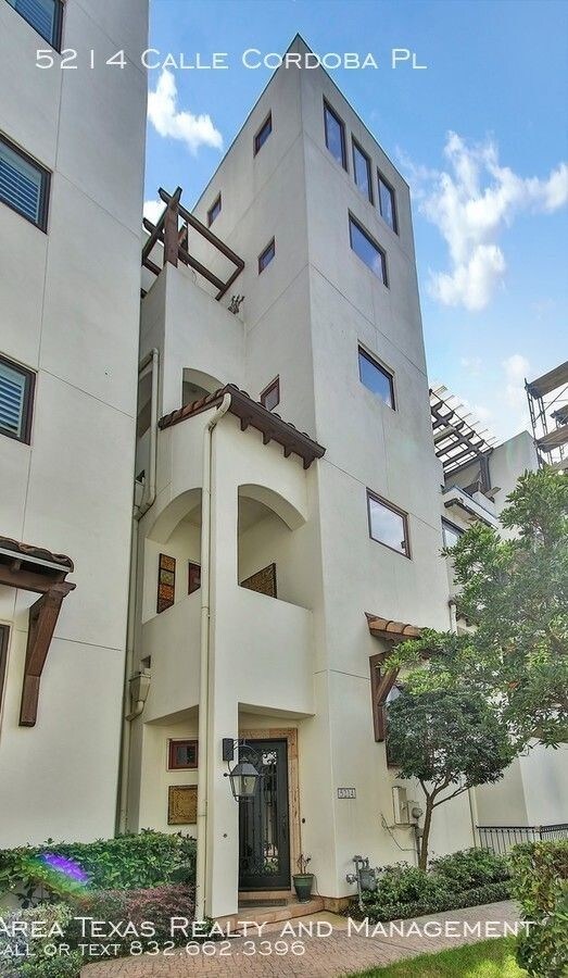 Building Photo - Three Bedroom Spanish Villa