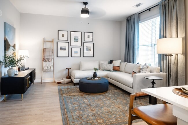 Sala de estar con ventilador de techo - Avalon Lake Norman