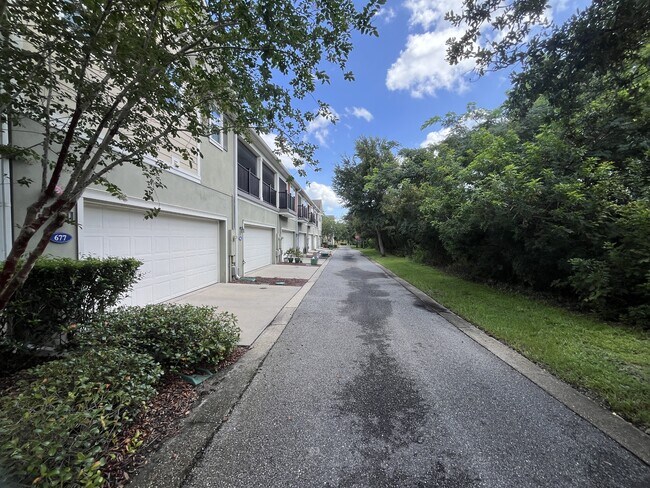 Foto del edificio - 677 Oak Lake Ln