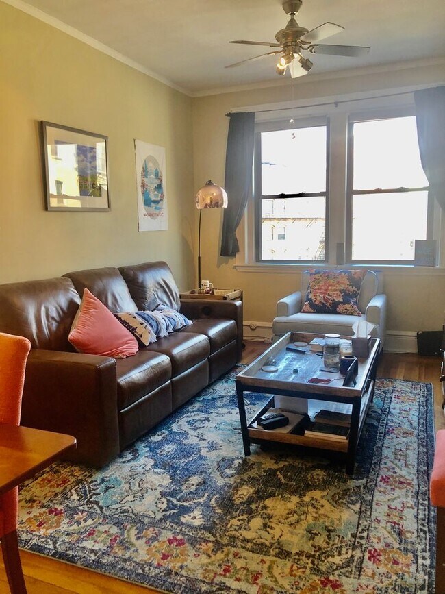 Building Photo - Beautifully updated 1 bed located next to Berklee for the upcoming school year!
