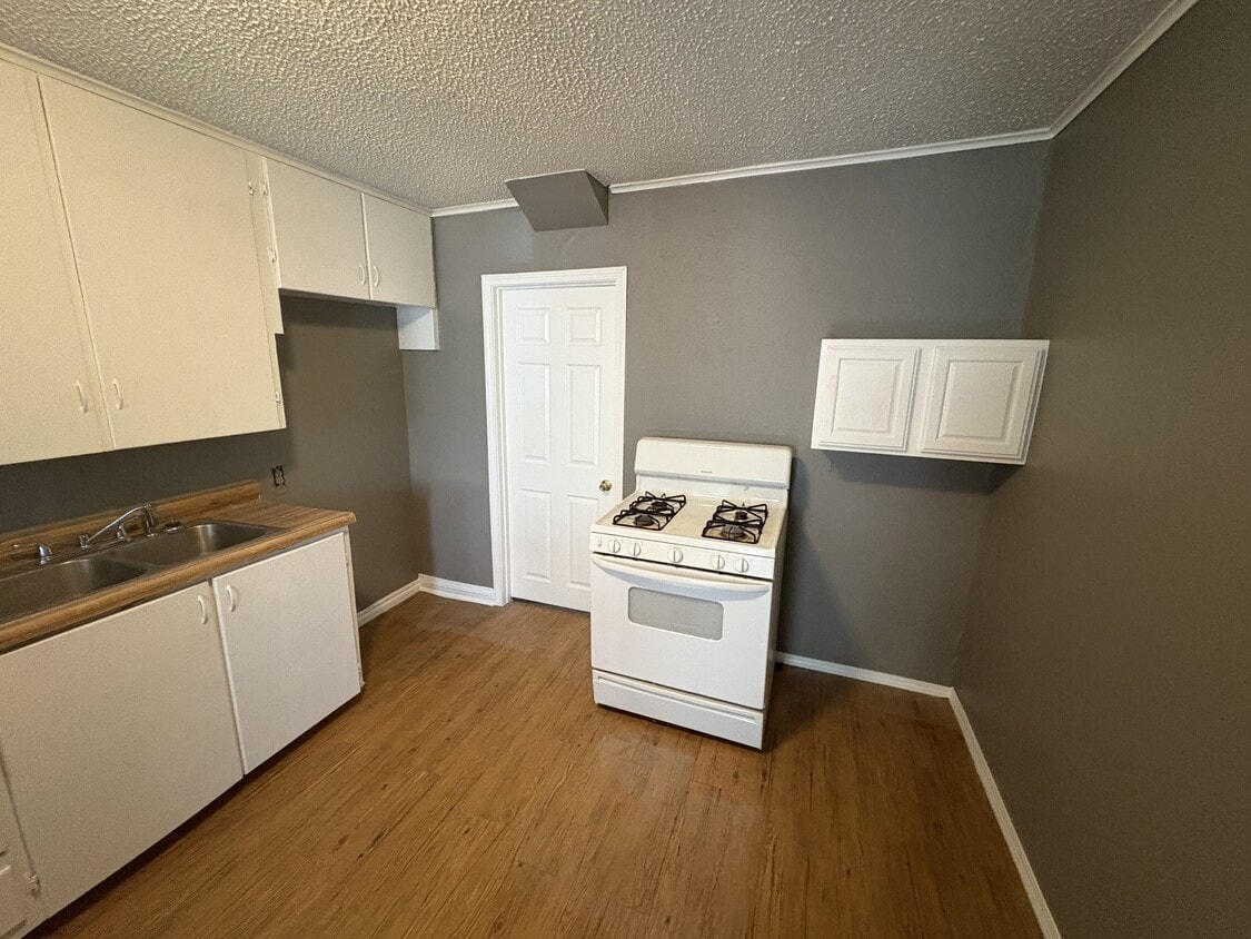 Building Photo - 1044 N Oswego Ave