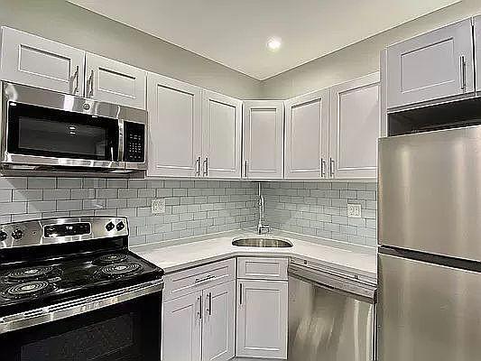 Foto del edificio - 3 bedroom in BRONX NY 10462