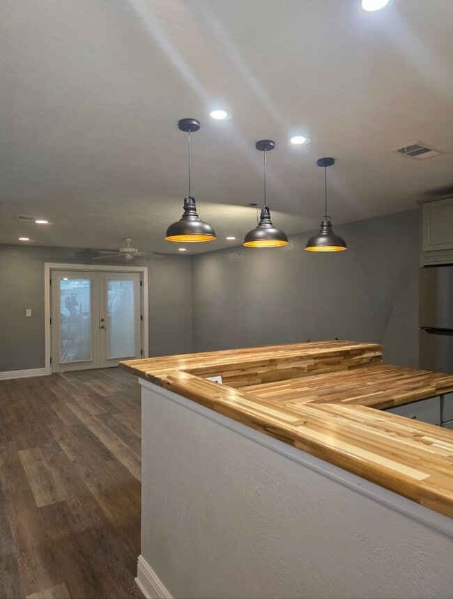 Building Photo - XF13-002 913-915 Boulder Drive