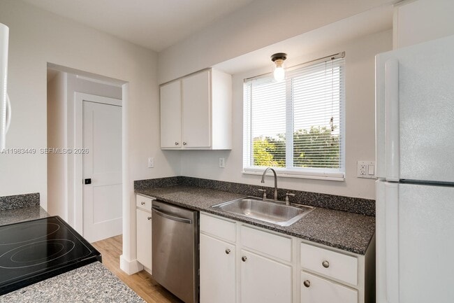 Foto del edificio - 2920 S Le Jeune Rd