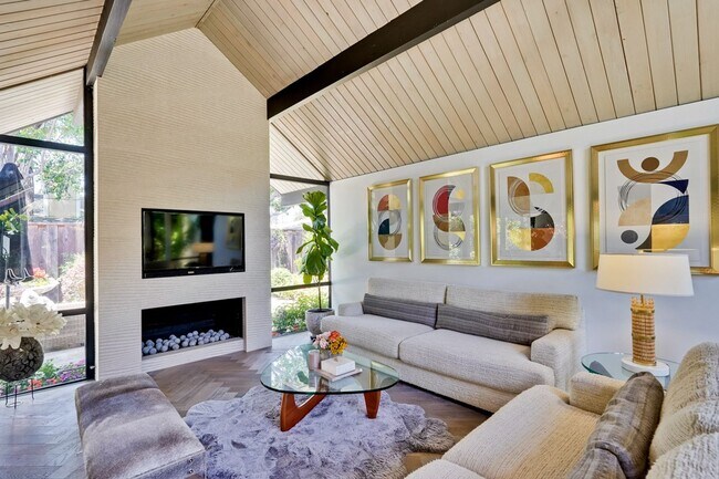 Foto del edificio - Gorgeous 4 Bed, 2 Bath Eichler in Sunnyvale