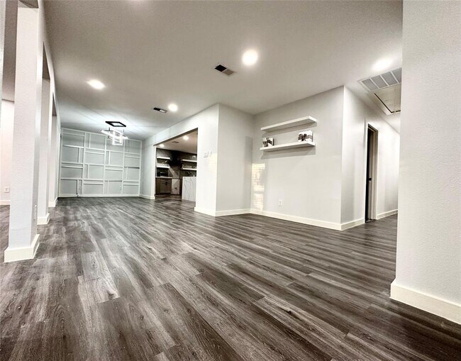 Foto del edificio - 8058 Longridge Dr