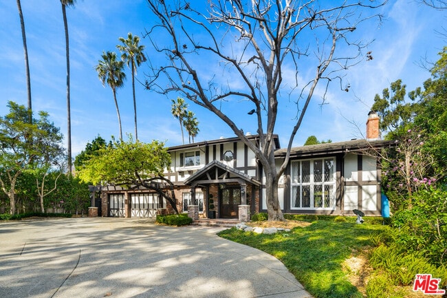 Building Photo - 13037 San Vicente Blvd