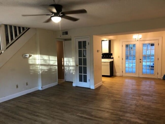 Building Photo - 2bedrooms 1.5 baths Townhome Available Jun...