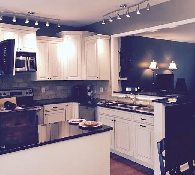 Foto del edificio - 3BR Townhome in Brentwood