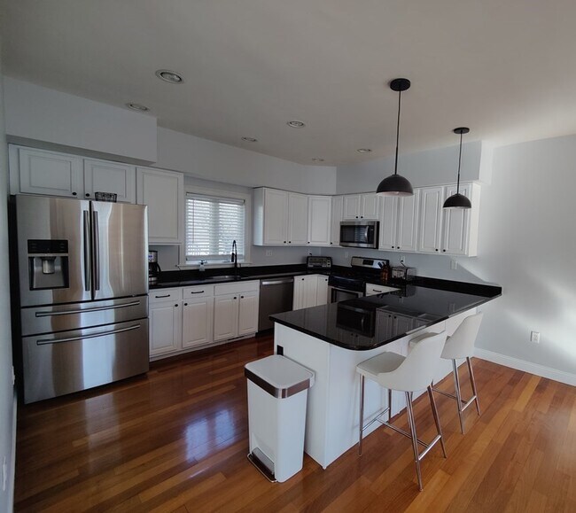 Building Photo - 36 Monroe St