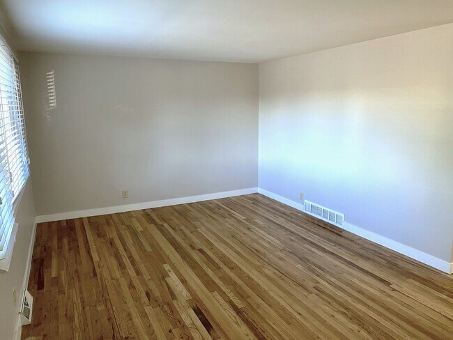 Foto del edificio - Charming 3-Bedroom Oasis with Expansive Yard and Driveway!