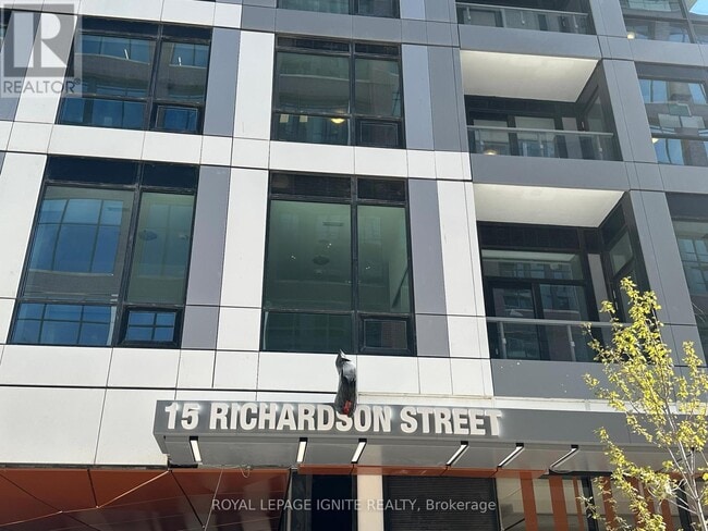 Building Photo - 15 Richardson St