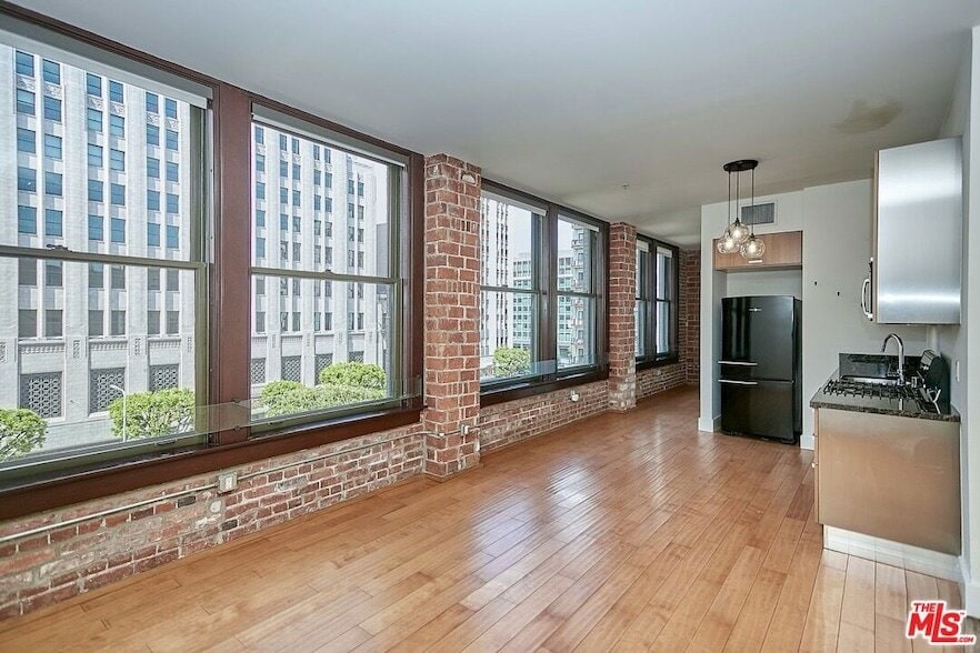 Primary Photo - 460 S Spring St