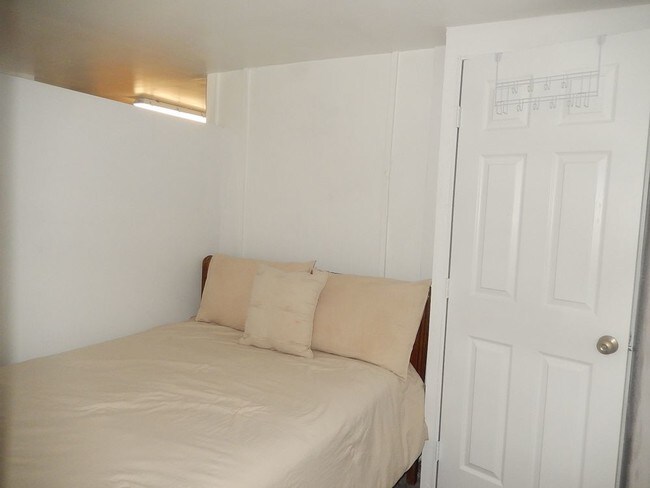 Building Photo - Cute and Cozy Available now