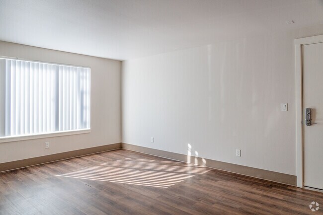3 habitaciones, 1 baño, sala de estar - Cougar Creek Apartments