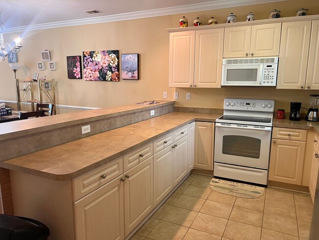 Building Photo - 4828 Magnolia - 303