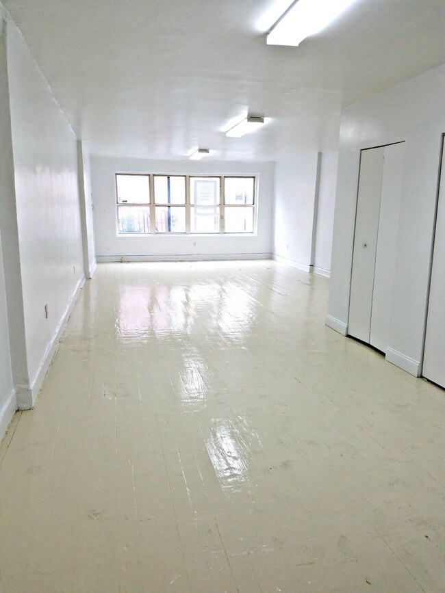Building Photo - 354 W 37th St