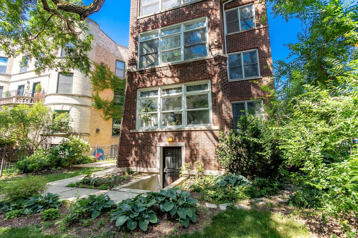 Primary Photo - 4642 N Malden St
