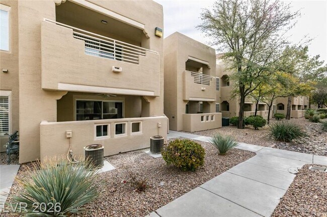 Foto del edificio - Beautiful Condo in a sought-after Gated Summerlin Community!