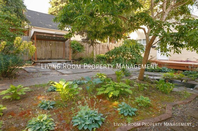 Building Photo - 2BR/1BA Gardeners Delight * One Month Rent...