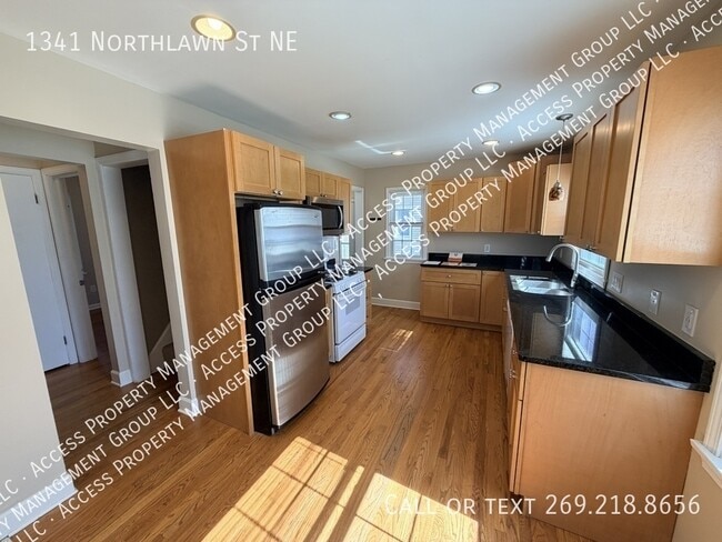 Building Photo - 1341 Northlawn St NE