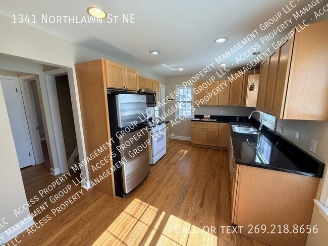 Foto del edificio - 1341 Northlawn St NE