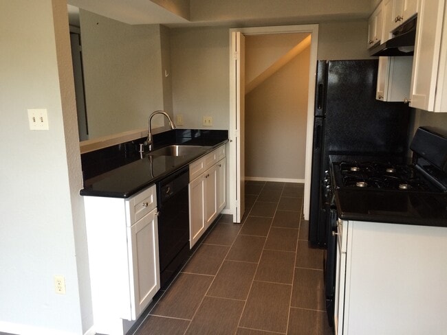 Building Photo - 6003 Cougar Dr