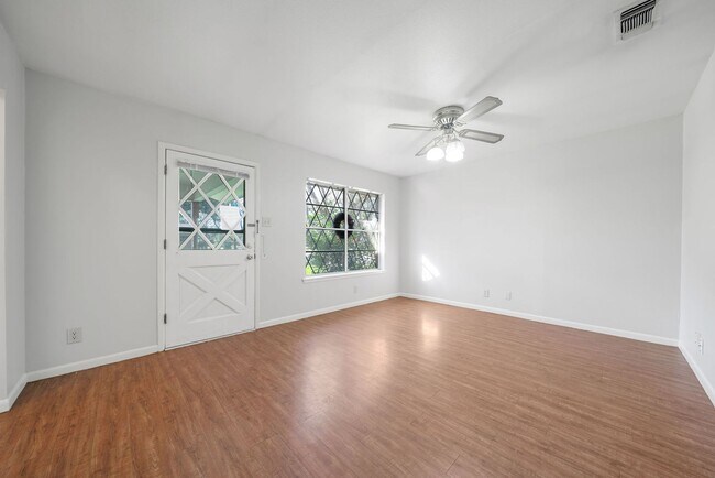 Foto del edificio - Spacious 3BR Duplex Less Than 1 Mile from Texas State University