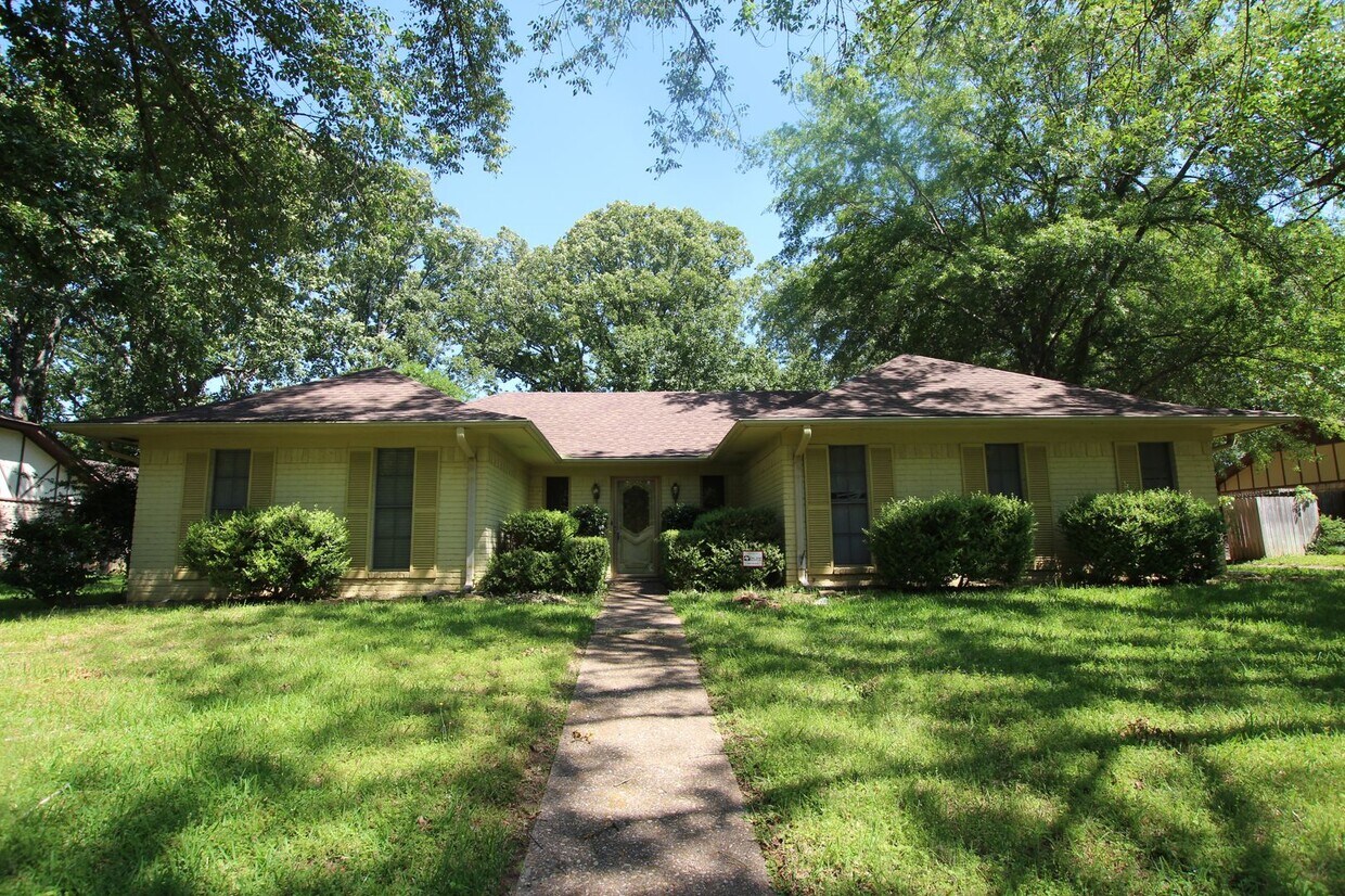 Foto principal - Beautiful 3 bedroom 2 bath home in the hea...
