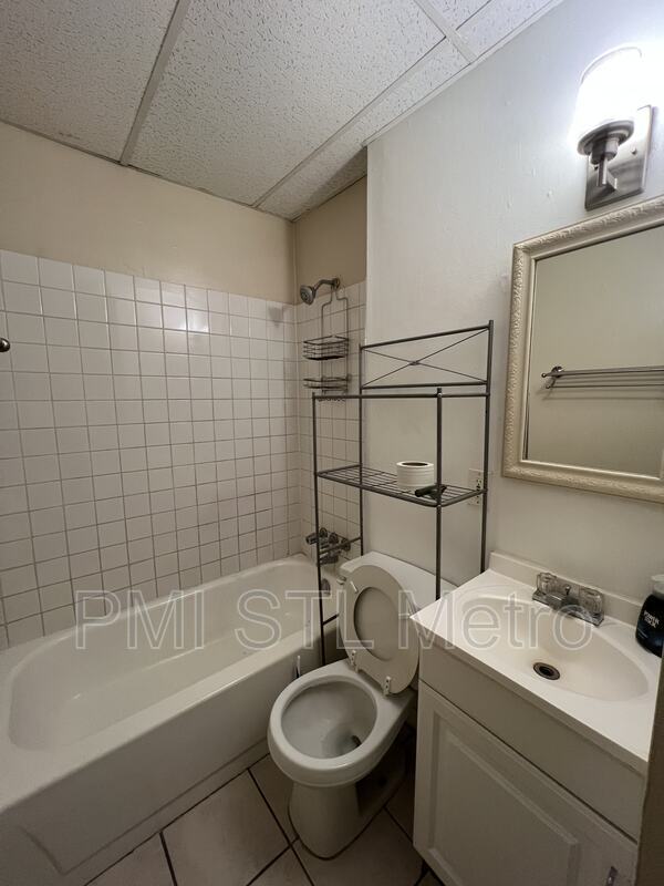 Building Photo - 6918 Moellenhoff St