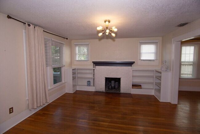 Foto del edificio - ADORABLE Historic 2/2 Bungalow In The Hear...