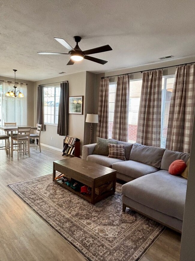 Building Photo - GORGEOUS Townhome!!!