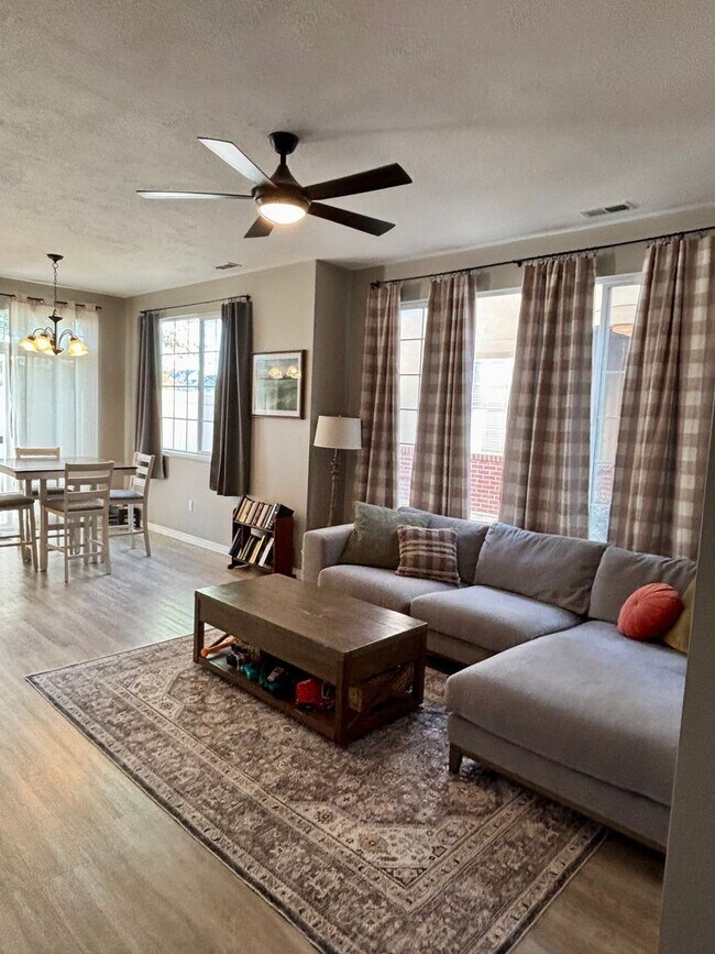 Foto del edificio - GORGEOUS Townhome!!!