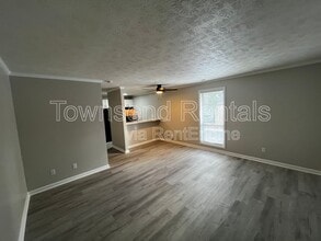 Building Photo - 5850 Century Oaks Dr