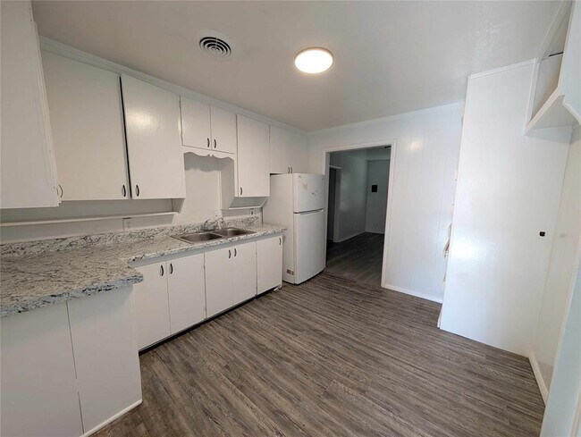 Building Photo - 416 E Jarman Dr