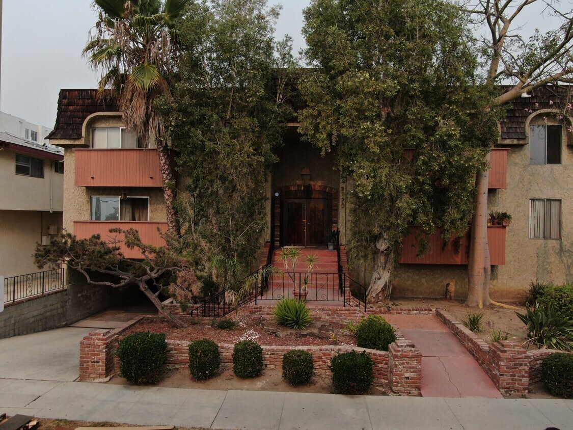 Primary Photo - 3720 Clarington Ave
