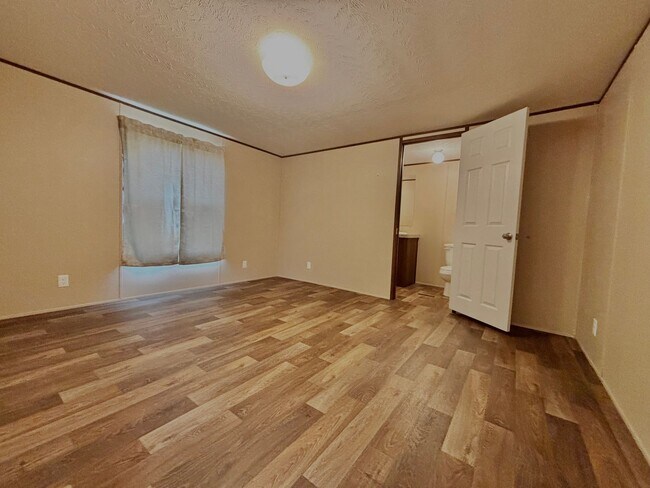 Foto del edificio - 300 Cherokee Ln