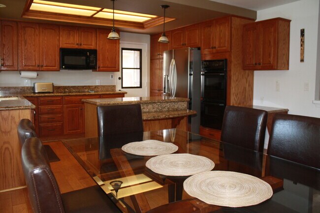 Foto del edificio - Gorgeous 4 Bedroom, 2 Bath in the Lovely Huntington Beach!