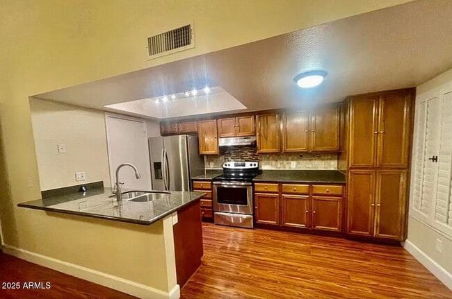 Building Photo - 861 E Lola Dr