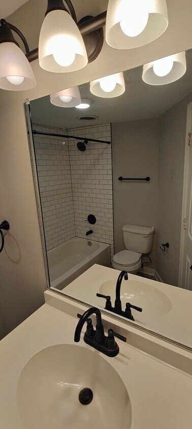 Foto principal - Large, Renovated 4 bedroom in Church Hill