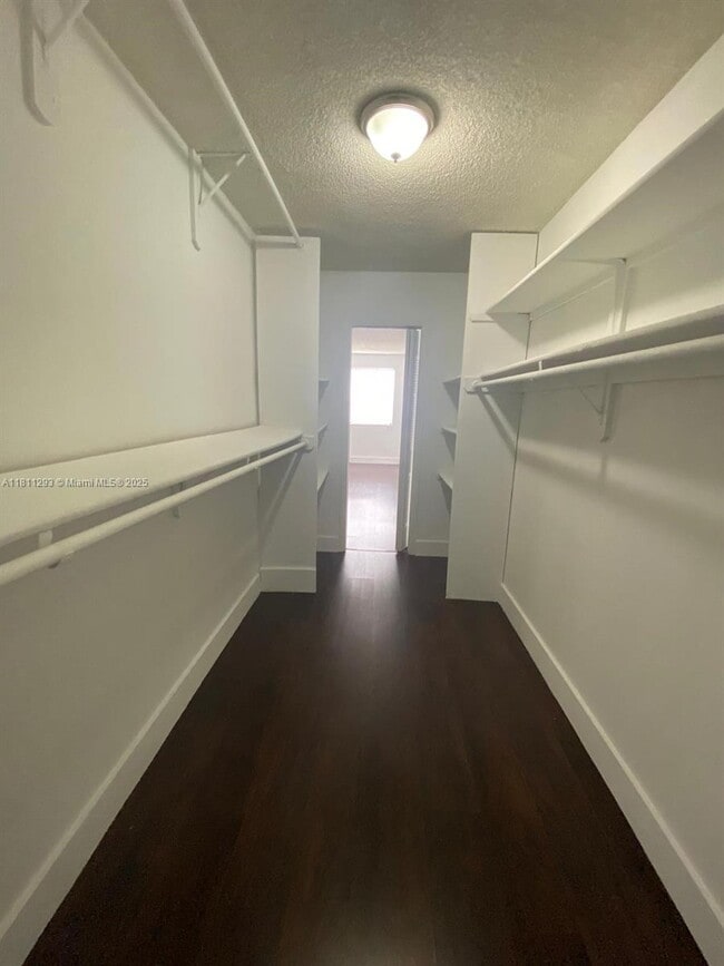 Building Photo - 6960 Miami Gardens Dr